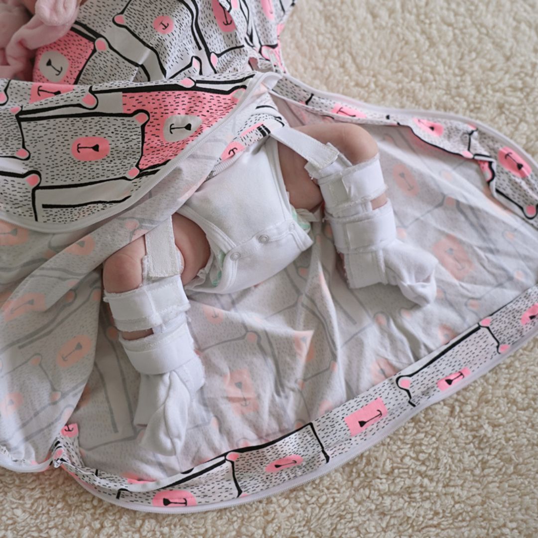 All Seasons (0.7 TOG) - Hands In & Out Extra-Wide Sack (Fits Hip Harness) - Pinky Bears