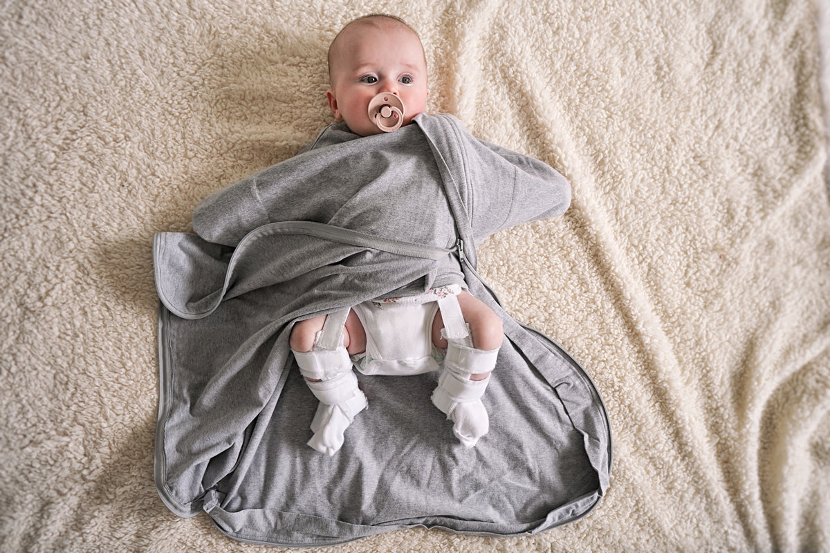 Transitional baby swaddle for hip dysplasia by Baby Loves Sleep